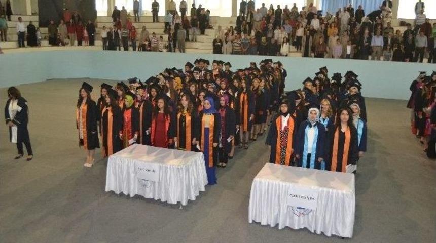 Er&uuml; Sosyal Bilimler Meslek Y&uuml;ksekokulunda Mezuniyet Heyecanı