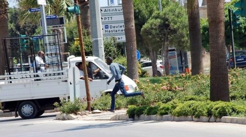 Polisten Ka&ccedil;tı Ama Duyarlı Vatandaşlardan Ka&ccedil;amadı