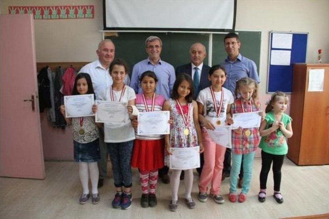 Başkan Akcan &Ouml;ğrencilere Kitap Hediye Etti