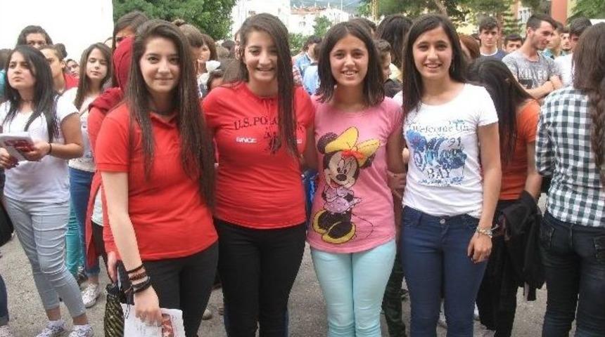 Aynı Okuldaki İkizler Karne Heyecanı Yaşadı