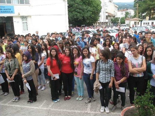 Aynı Okuldaki İkizler Karne Heyecanı Yaşadı