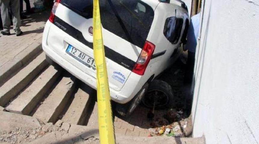 12 Yaşındaki &Ccedil;ocuk Babasının Otomobili Ile Markete Girdi: 3 Yaralı