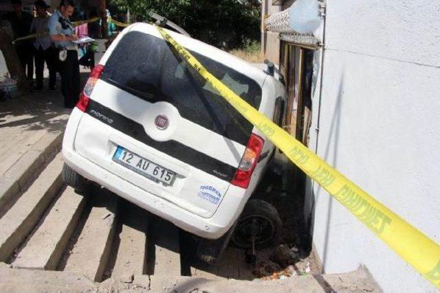 12 Yaşındaki Çocuk Babasının Otomobili Ile Markete Girdi: 3 Yaralı