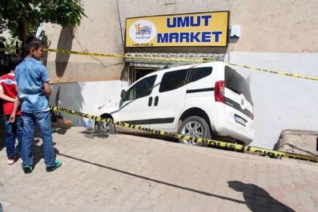 12 Yaşındaki Çocuk Babasının Otomobili Ile Markete Girdi: 3 Yaralı