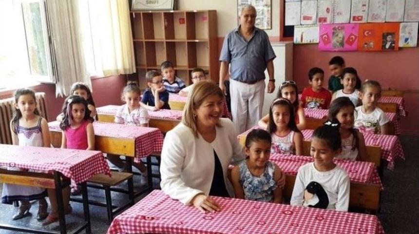 Uygur, &Ccedil;ocukların Karne Sevincine Ortak Oldu