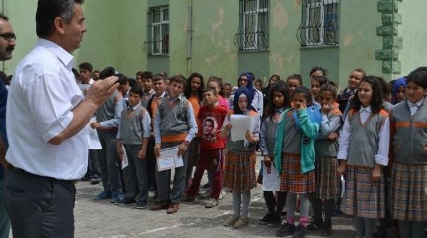 Başkan &Ccedil;atma Karne Dağıttı