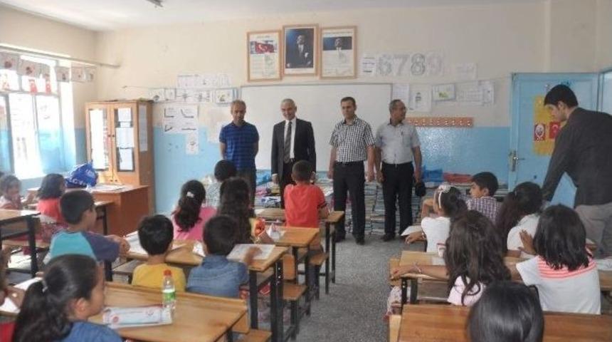 Kaymakam Başt&uuml;rk Kahta&rsquo;da &Ouml;ğrencilerin Karnesini Verdi