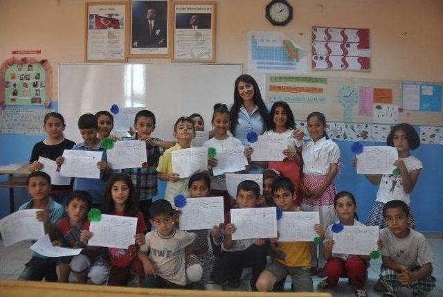 Kaymakam Baştürk Kahta’da Öğrencilerin Karnesini Verdi