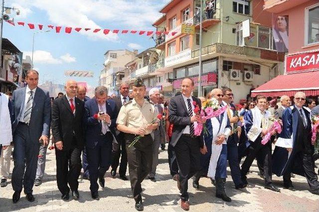 Demirci’de Dev ’mezuniyet Yürüyüşü’ 1