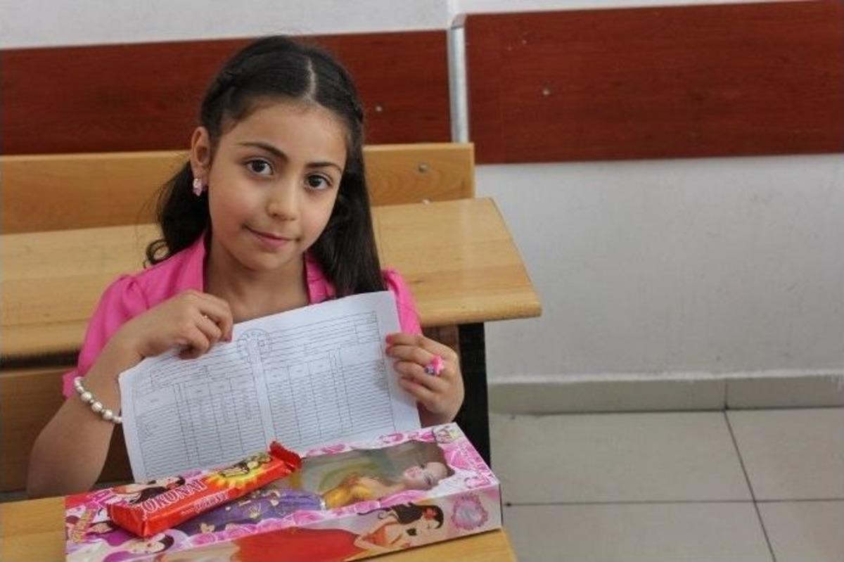 Gaziantep&rsquo;te Suriyeli &Ouml;ğrenciler Karnelerini Aldı