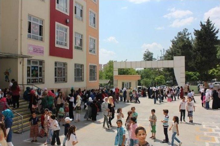 Gaziantep’te Suriyeli Öğrenciler Karnelerini Aldı G2