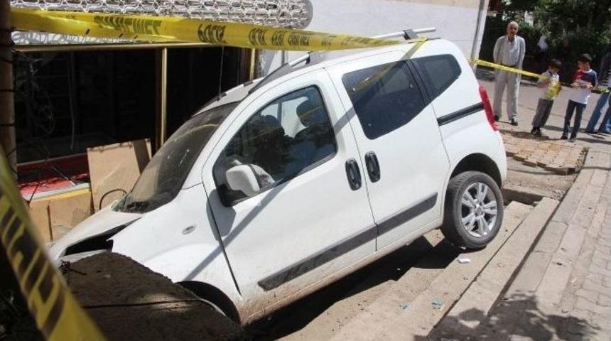 Babasının Arabasıyla Markete Daldı: 3 Yaralı