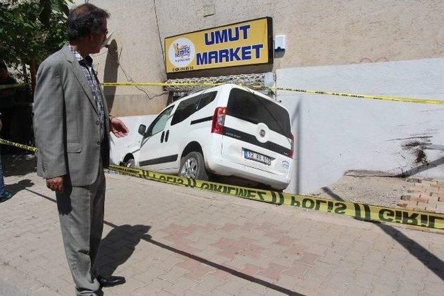 Babasının Arabasıyla Markete Daldı: 3 Yaralı 1