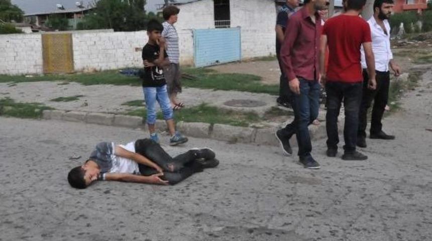 Yarıştığı &Ouml;ne S&uuml;r&uuml;len Iki Motosiklet Aynı Anda Otomobile &Ccedil;arptı: 6 Yaralı