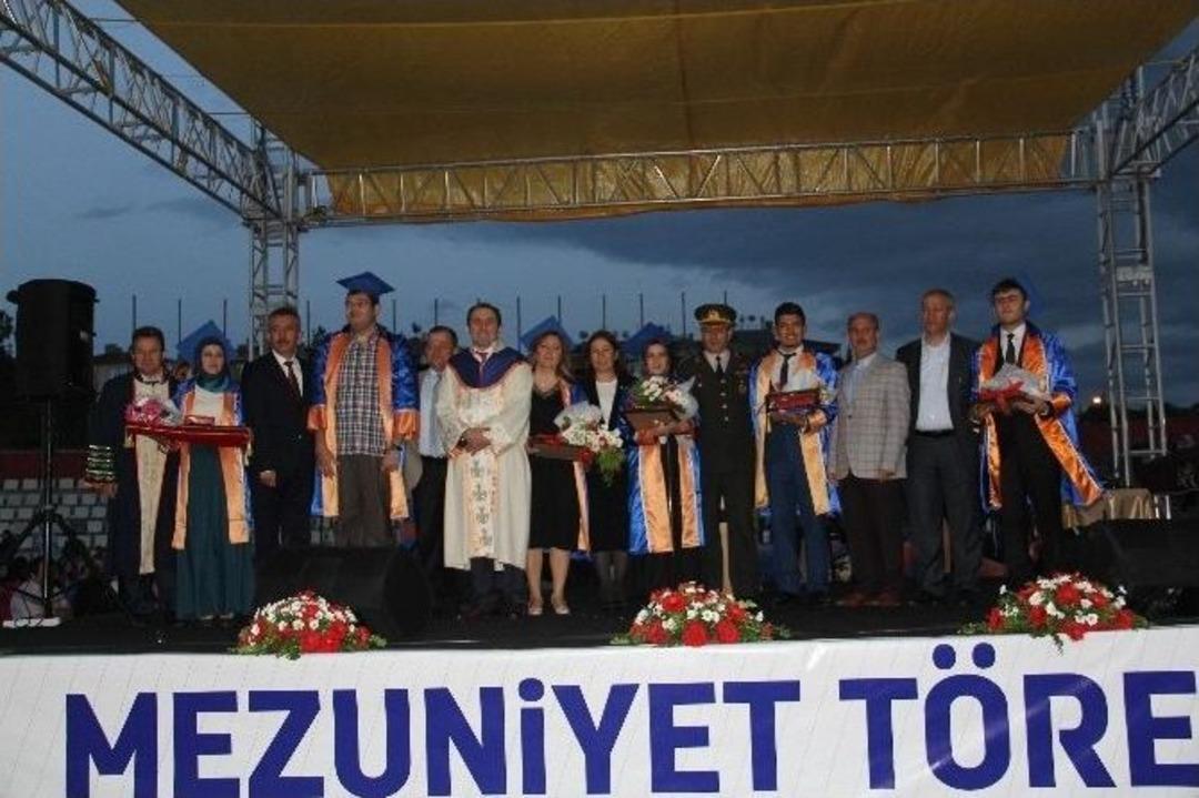Hitit &Uuml;niversitesi&rsquo;nde Mezuniyet Sevinci