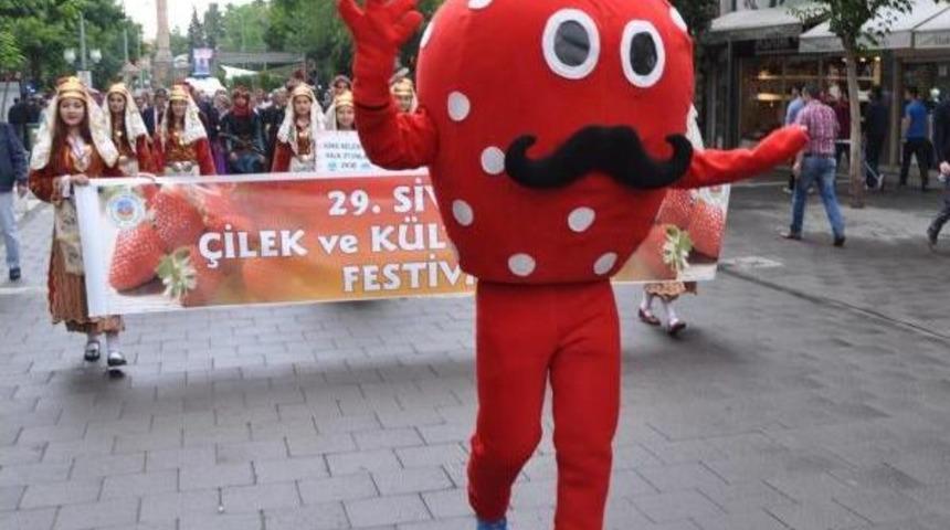 Chp'li G&uuml;rsel Tekin, &Ccedil;ilek Festivaline Katıldı