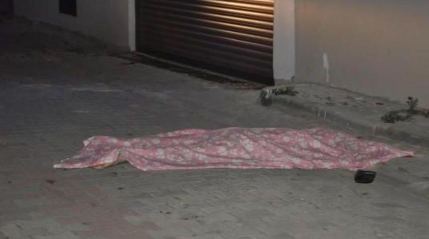 Balkondan D&uuml;şen Kadın &Ouml;ld&uuml;