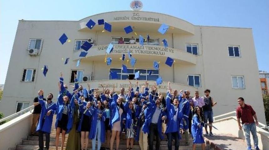 Utiyolu &Ouml;ğrencilerin Mezuniyet Sevinci