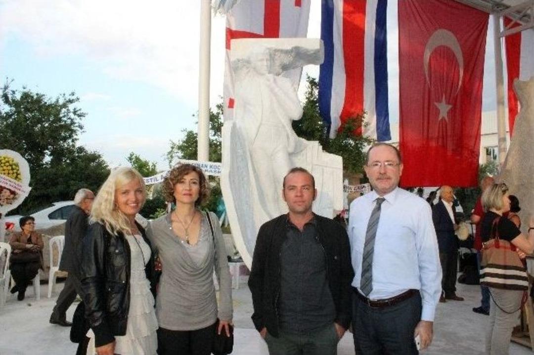 &Ouml;zay G&ouml;nl&uuml;m Heykeline B&uuml;y&uuml;k İlgi