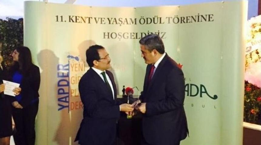 Başkan Alıcık&rsquo;a Bir &Ouml;d&uuml;l De &ldquo;kent Ve Yaşam&rdquo;dan