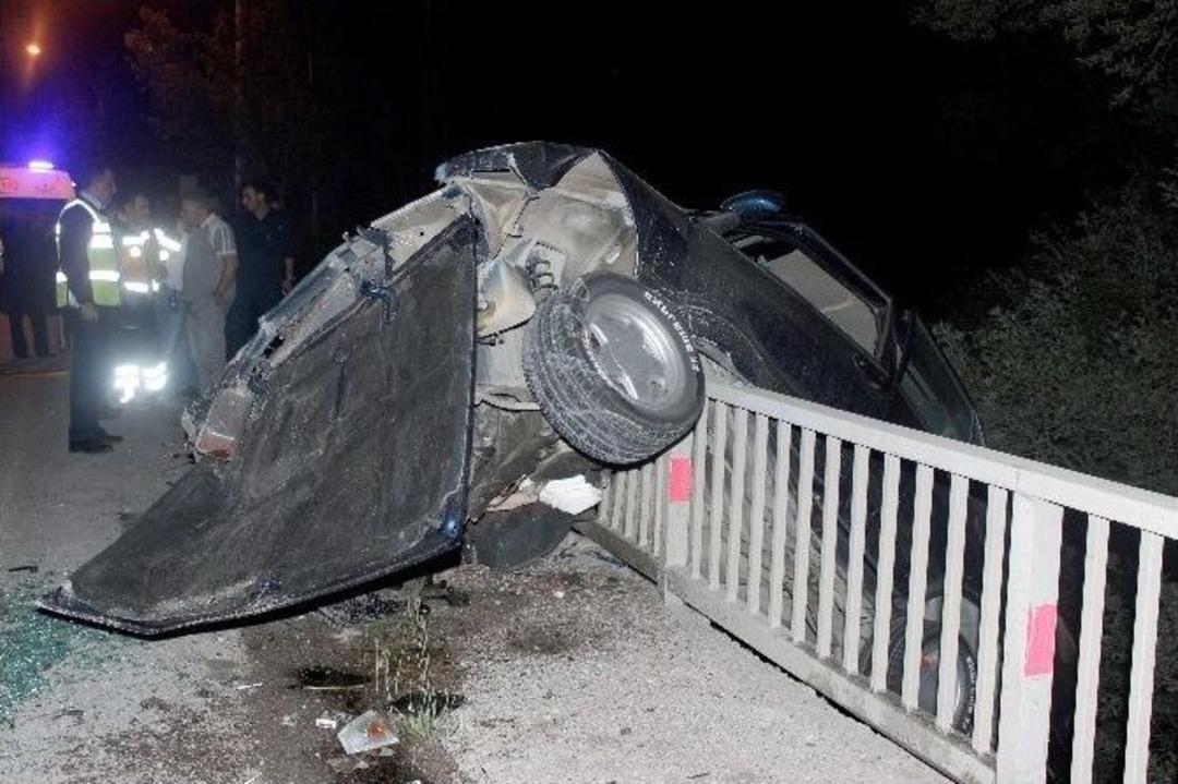 G&uuml;m&uuml;şhane&rsquo;de Trafik Kazası: 1 &Ouml;l&uuml;, 2 Yaralı