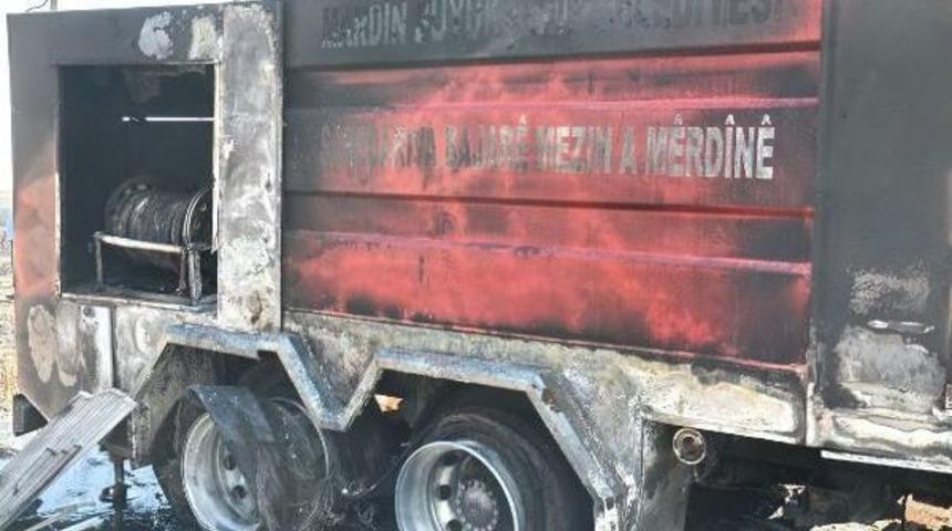 Yangın S&ouml;nd&uuml;rmeye Giden Itfaiye Aracı, Alevlerin Arasında Kalarak Yandı