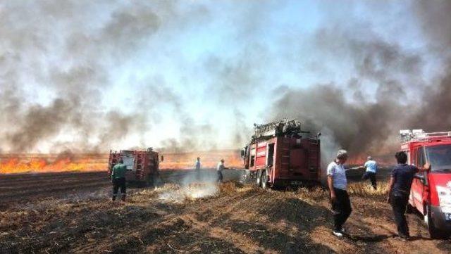 Yangın Söndürmeye Giden Itfaiye Aracı, Alevlerin Arasında Kalarak Yandı