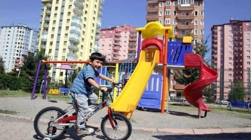 Temiz, G&uuml;venli Ve Yeşillikler İ&ccedil;indeki Parklar &Ccedil;ocukları Bekliyor