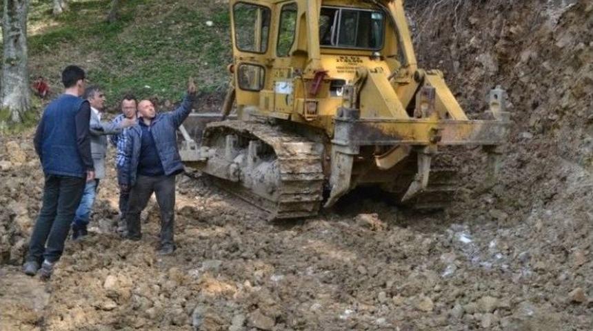 Ak&ccedil;akoca&rsquo;da Yol Yapım &Ccedil;alışmaları T&uuml;m Hızıyla Devam Ediyor
