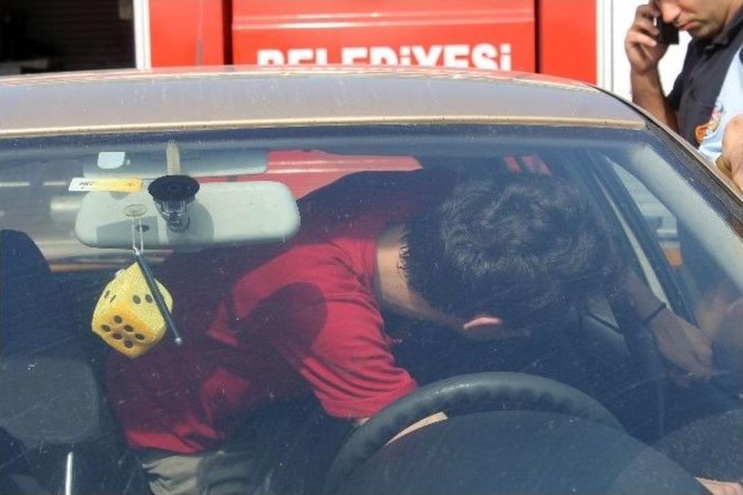 Arkadaşı Otomobilin Kapılarını Kilitleyip Gidince, Otomobilde Mahsur Kaldı