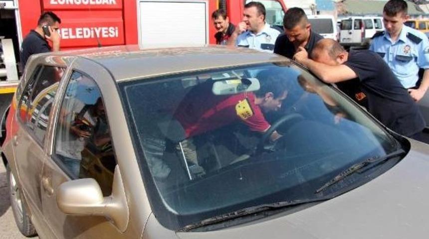Arkadaşının Uyurken Kapısını Kilitlediği Otomobilde Mahsur Kaldı
