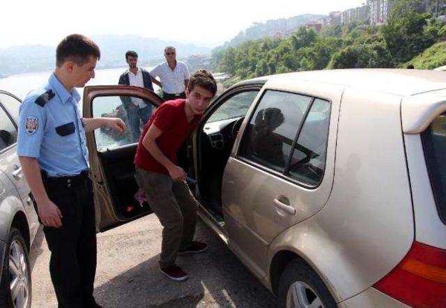 Arkadaşının Uyurken Kapısını Kilitlediği Otomobilde Mahsur Kaldı 3