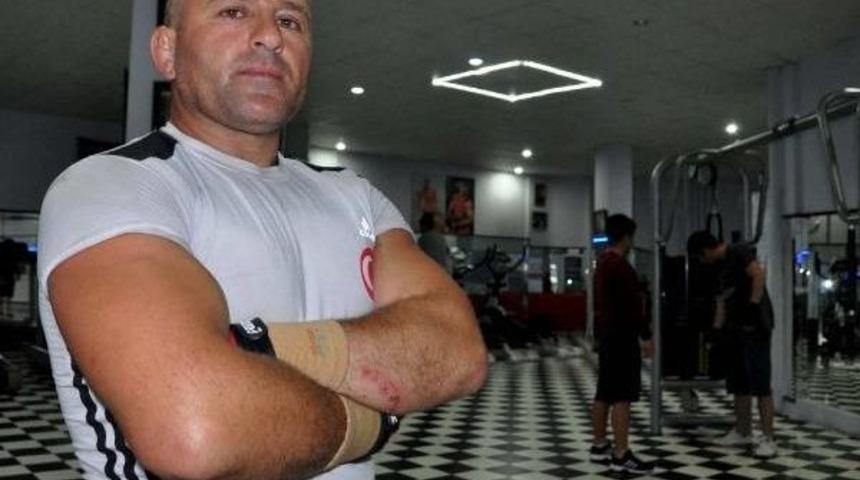 Sivaslı Veteran G&uuml;reş&ccedil;inin G&ouml;z&uuml; Altın Madalyada