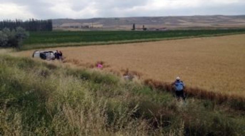 Amasya&rsquo;da Otomobil Tarlaya U&ccedil;tu: 3 &Ouml;l&uuml;, 2 Yaralı