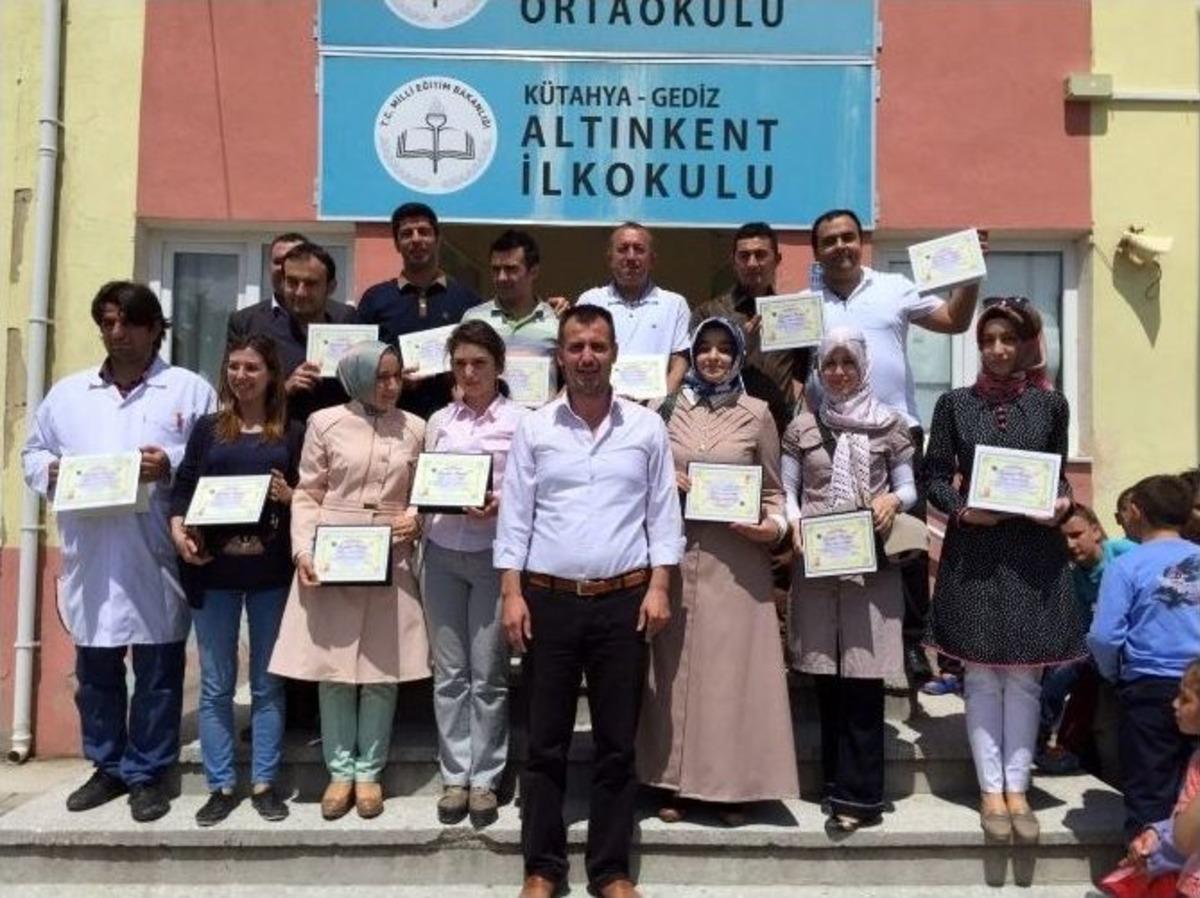 Gediz&rsquo;de 8 Bin 932 &Ouml;ğrenci Karne Sevinci Yaşadı