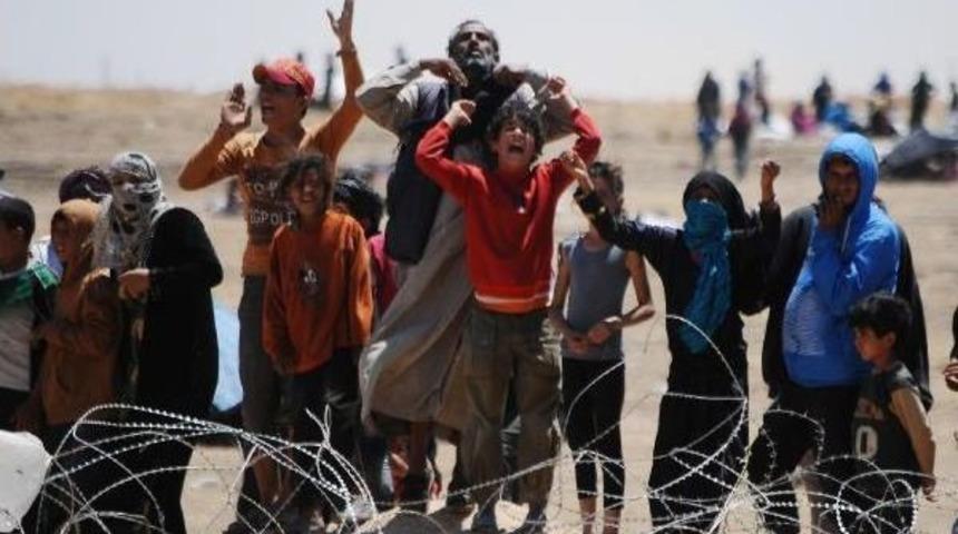 Suriyelilerin Sınırda Bekleyişi S&uuml;r&uuml;yor