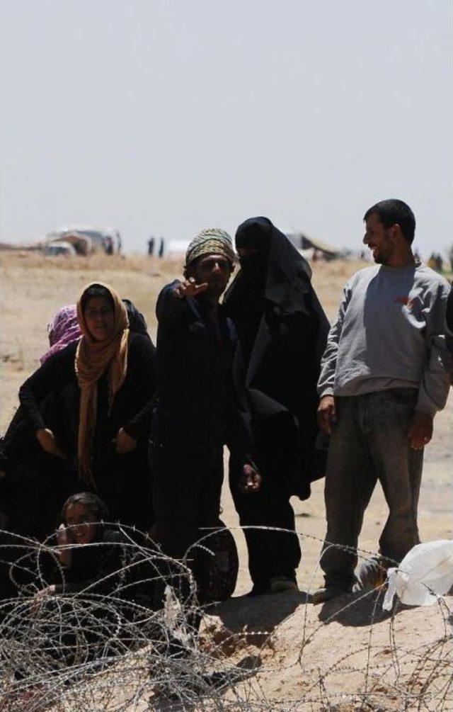 Suriyelilerin Sınırda Bekleyişi Sürüyor
