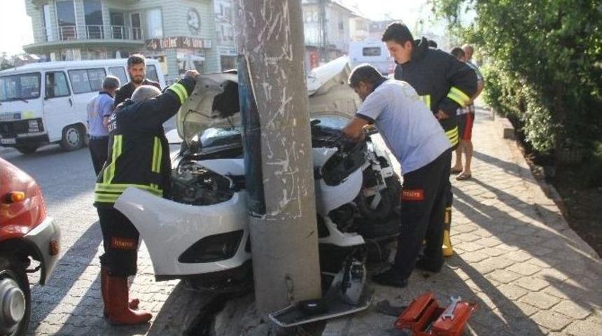 Fethiye&rsquo;de Otomobil Elektrik Direğine &Ccedil;arptı: 1 &Ouml;l&uuml;