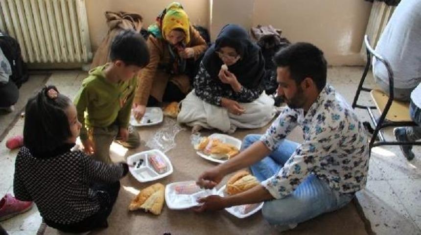 İran Sınırında Yakalanan 41 Ka&ccedil;ağa Asker Şefkati