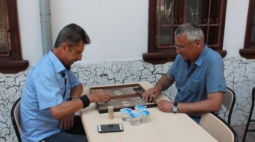 Tekirdağ Kiraz Festivalinin Ge&ccedil;en Seneki Tavla Şampiyonu Koltuğunu Bırakmadı