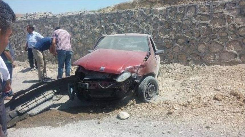 Otomobil İstinat Duvarına &Ccedil;arparak Durabildi