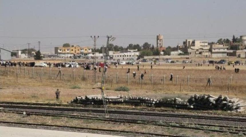 Suriyelilerin Sınırda Bekleyişi S&uuml;r&uuml;yor (2)