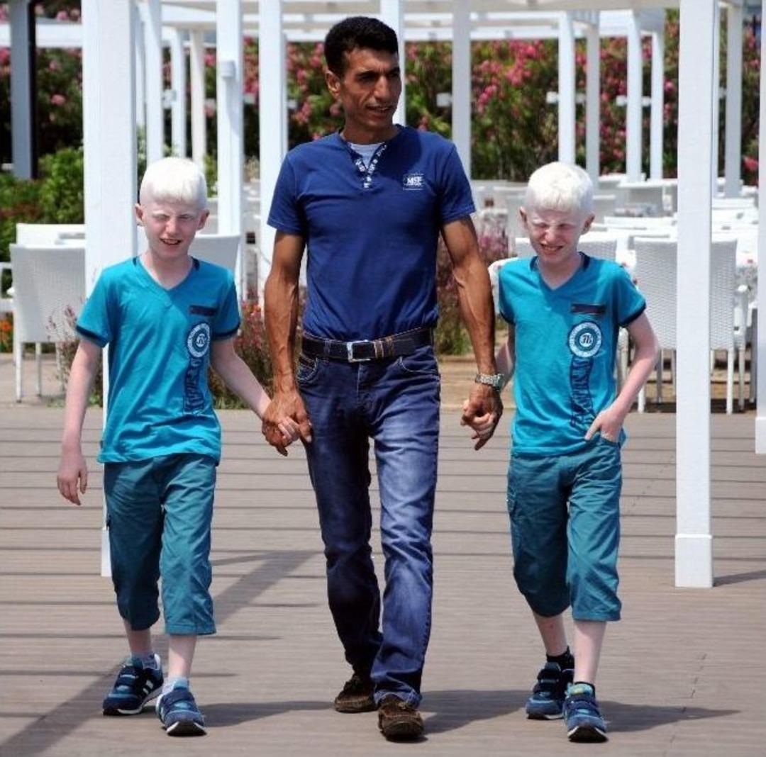 Denize Girebilmek İ&ccedil;in Havanın Kararmasını Bekliyorlar