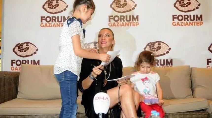 İvana Sert, Hayranlarıyla Buluştu