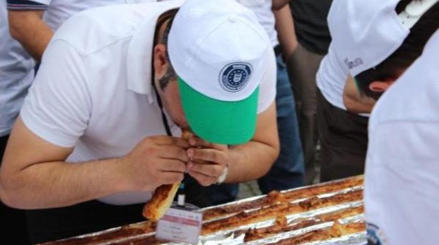 Bursa'da, 5 Metre B&ouml;rek Yedi Birinci Oldu