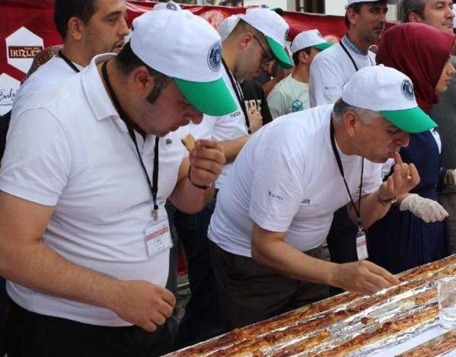 Bursa'da, 5 Metre Börek Yedi Birinci Oldu