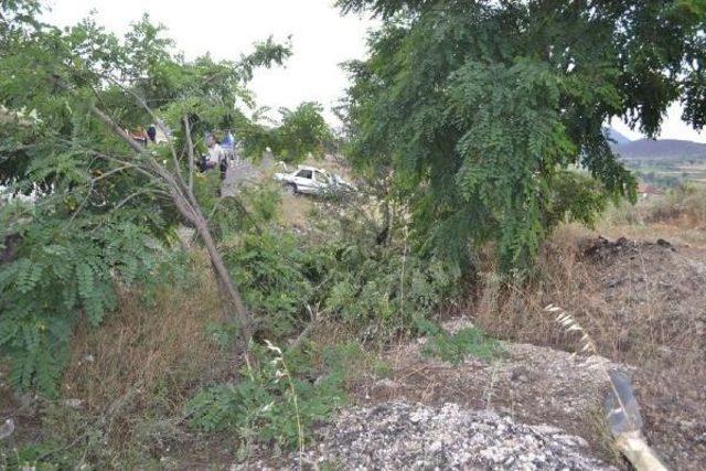 Otomobil, Bariyerlere Çarpıp Takla Attı: 1 Ölü, 2 Yaralı