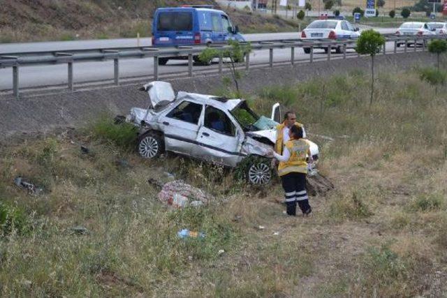 Otomobil, Bariyerlere Çarpıp Takla Attı: 1 Ölü, 2 Yaralı