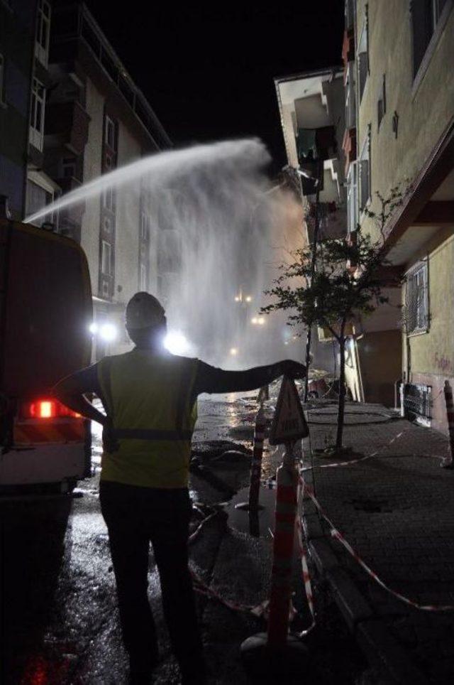 Gaziosmanpaşa'da Yan Yatan 5 Katlı Bina Yıkılmaya Başlandı