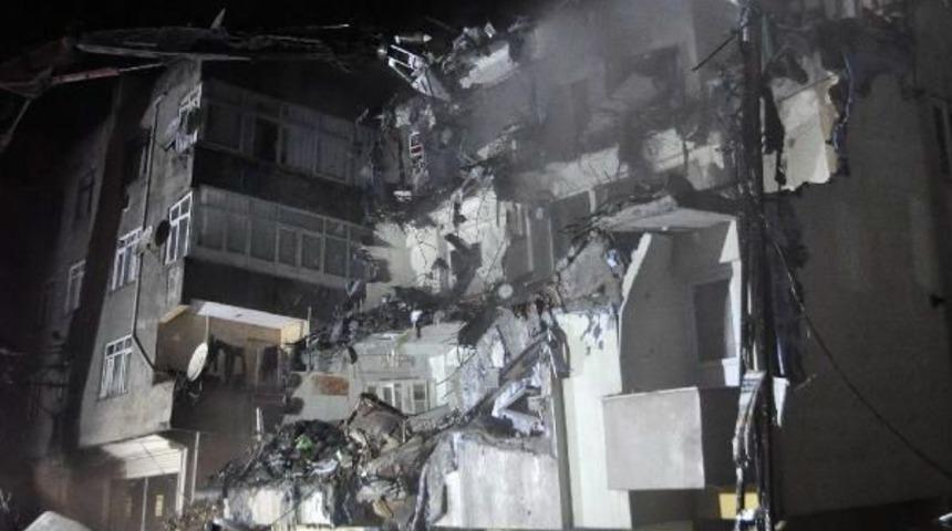 Gaziosmanpaşa'da Yan Yatan Bina Yıkıldı